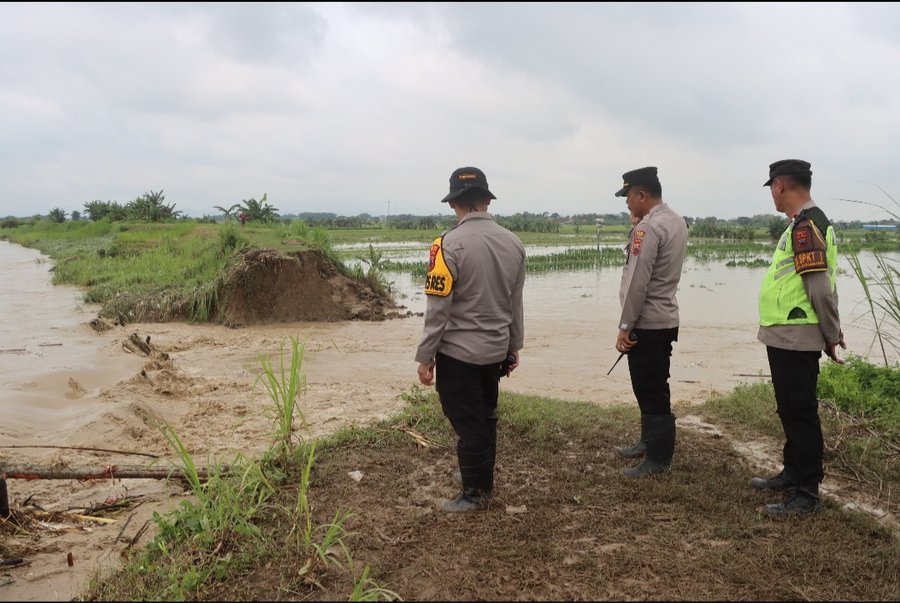 Tanggul Sungai Cabean Jebol, Ratusan Personel Polres Demak Dikerahkan 