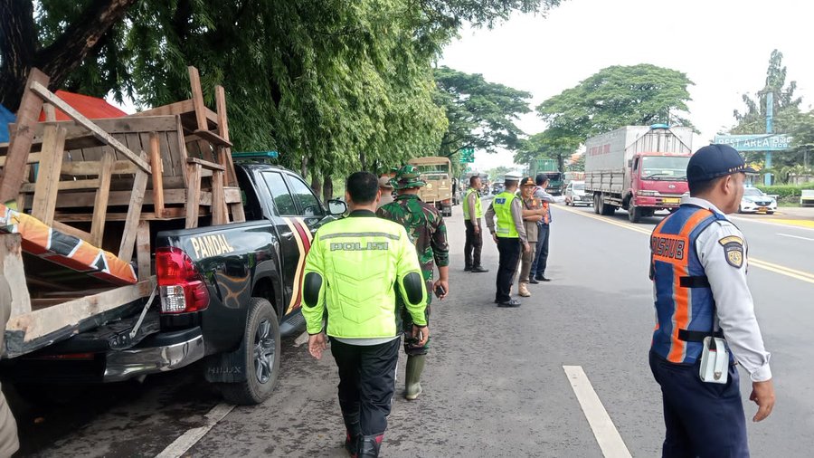 Satlantas Polres Pasuruan Tertibkan Pkl Dan Parkir Liar Di Bundaran Si