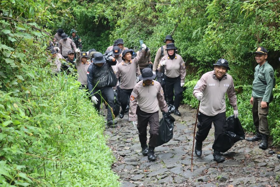 Gerakan Indonesia Asri : Polres Magetan Gelar Korve Di Jalur Pendakian