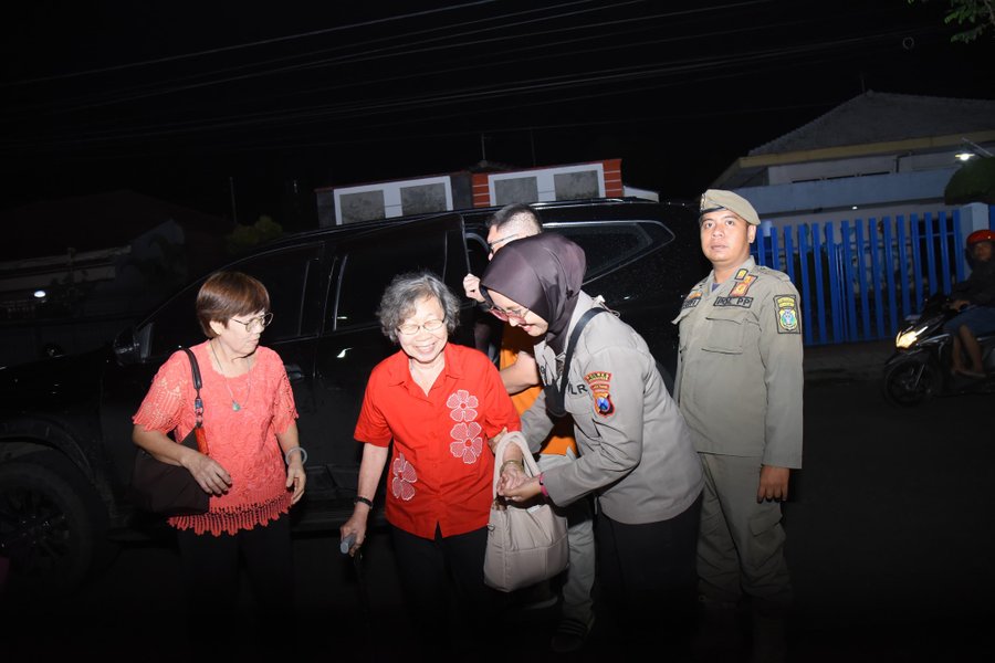 Respon Sigap Polwan Polres Bondowoso Layani Jemaat Di Vihara Ariya Mai