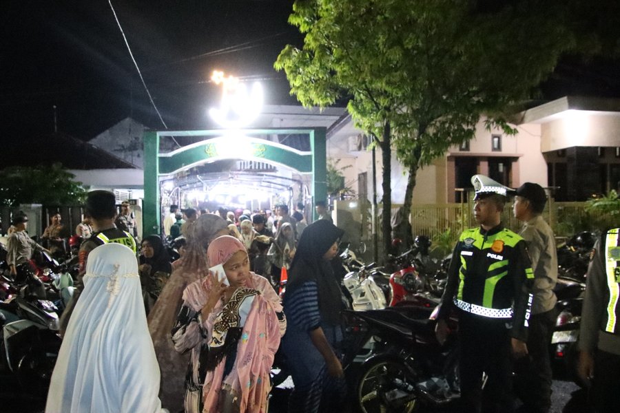 Polres Sumenep Amankan Sholat Tarawih Dan Pembagian Zakat Mal Said Abd