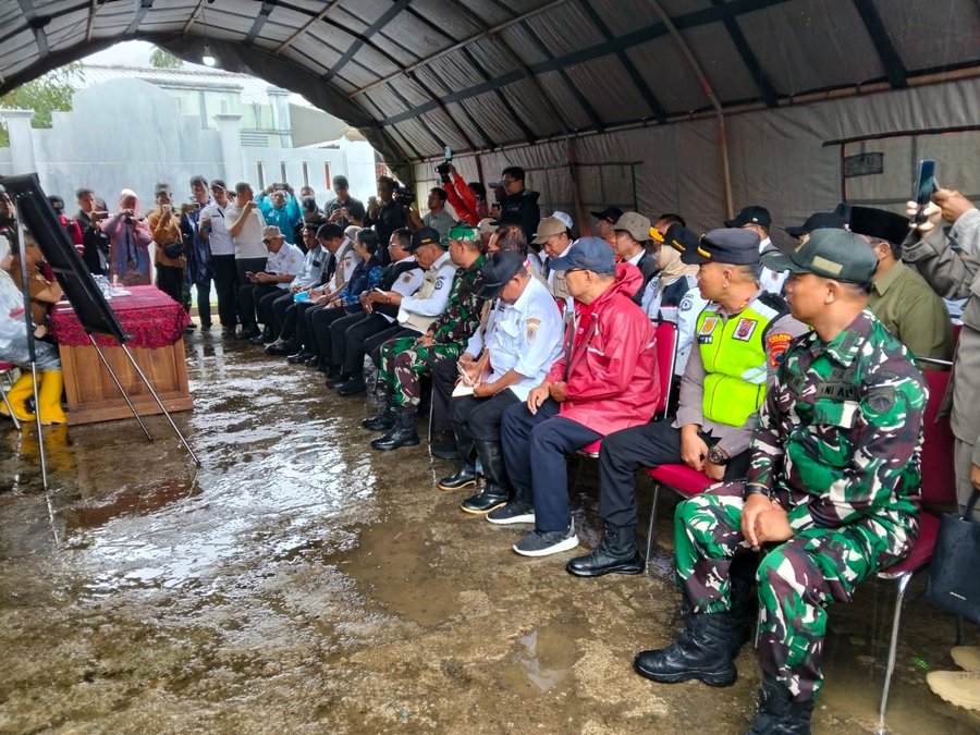 Gubernur Jateng Kunjungi Warga Terdampak Tanah Gerak Sirampog, Dan Sem