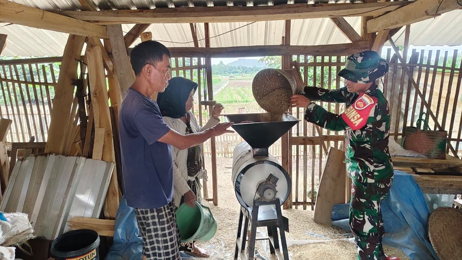 Tangan Dermawan Pak Salim, Penggilingan Padi Gratis Untuk Warga Cikuya