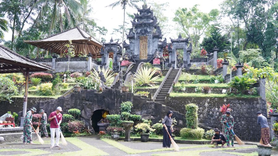 Wujud Toleransi, Satgas Tmmd Ke 127 Kodim 0808 blitar Bersihkan Pura A