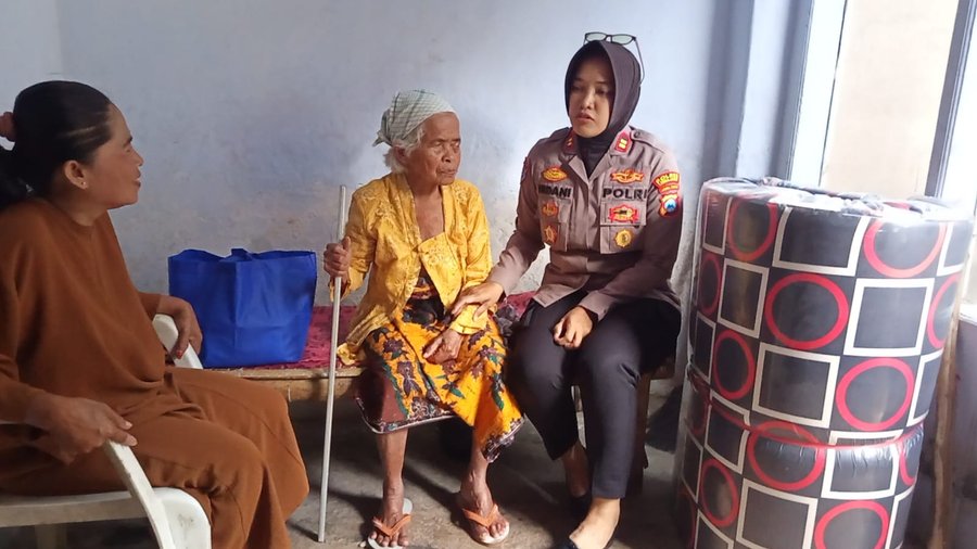 Polri Peduli : Polres Lumajang Salurkan Bantuan Untuk Lansia Sebatangk