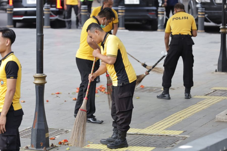 Gerakan Nasional Asri: Polrestabes Surabaya Bersihkan Kawasan Jembatan