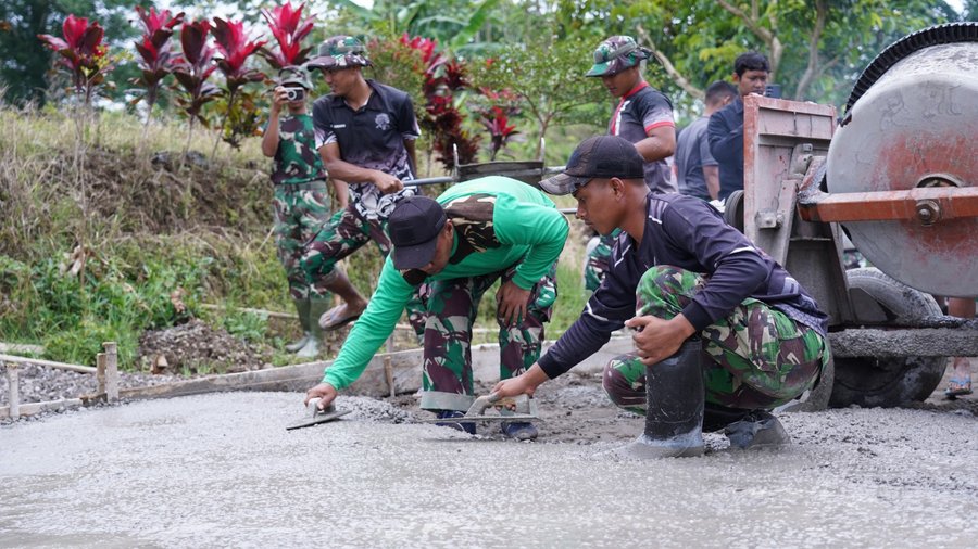 Tetap Semangat Percepat Pengecoran Rabat Jalan, Anggota Satgas Tmmd Ke