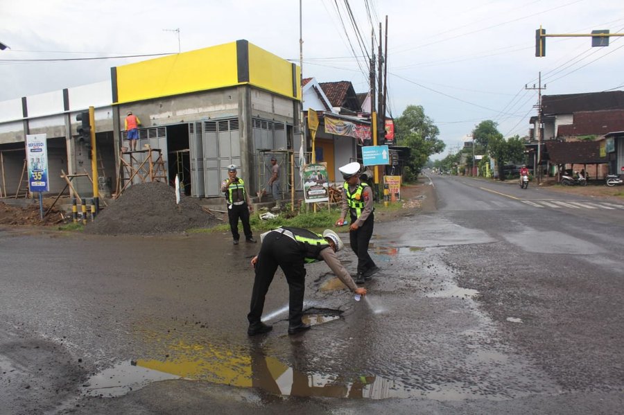 Gerak Cepat Tindak Lanjuti Keluhan Warga Satlantas Polres Trenggalek P
