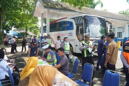 Operasi Keselamatan Semeru Polres Malang Gelar Ramp Check dan Tes Urin