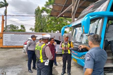 Untuk Keselamatan Polres Lamongan Ramp Check Bus Pariwisata Jelang Har