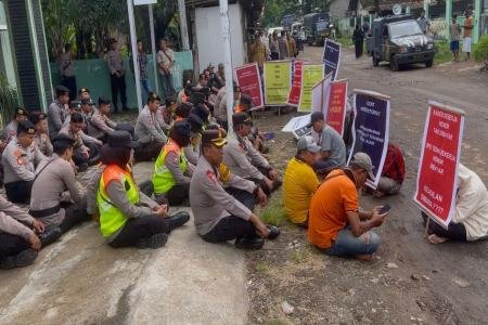 Polres Bondowoso melakukan pengamanan Unjuk Rasa Warga Desa Ramban Kul