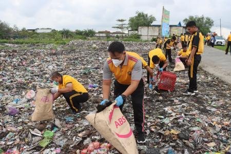 Dukung Program Presiden Polres Demak Bersihkan TPS Sementara Desa Cabe