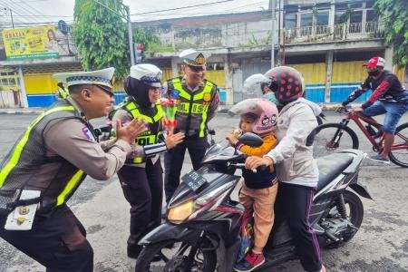 Hari Kesepuluh Operasi Keselamatan Semeru Polres Lumajang Beri Hadiah 