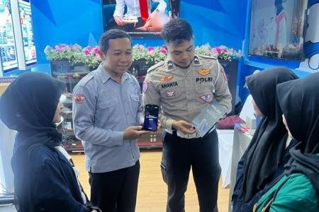 Korlantas Polri Tampilkan ETLE Mobile Handeld di Pameran Kampung Hukum