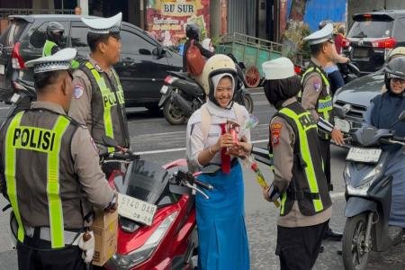 Operasi Keselamatan Semeru Polres Ponorogo Beri Hadian Helm dan Cokela