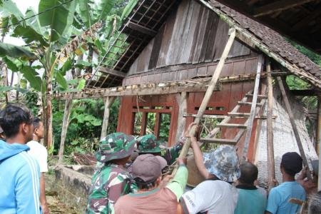 Mbah Sutrisno Senang Rumahnya Di Bongkar Satgas TMMD Kodim 0808Blitar