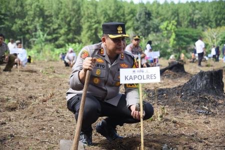 Kapolres Bondowoso Hadiri Gerakan Sedekah Oksigen dan Bakti Sosial HPN
