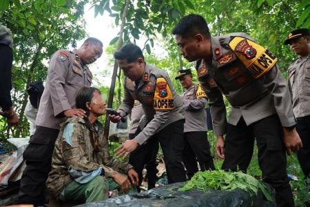 Polri Peduli  Polres Jember Evakuasi Kakek Tuna Wisma dari Hutan Jubun
