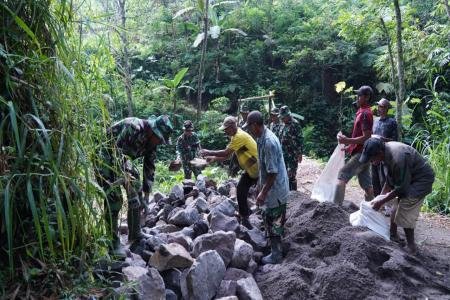 Akselerasi Pembangunan Material Jembatan TMMD Ke 127 Mulai Didrop Di D