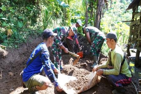 Satgas TMMD Ke 127 Kodim 0808Blitar Ajarkan AnakAnak Mengaji Di Dusun 