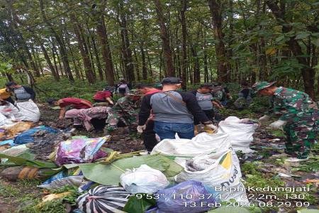 LAGI KPH SEMARANG LAKUKAN BERSIHBERSIH HUTAN DALAM RANGKA MEMPERINGATI