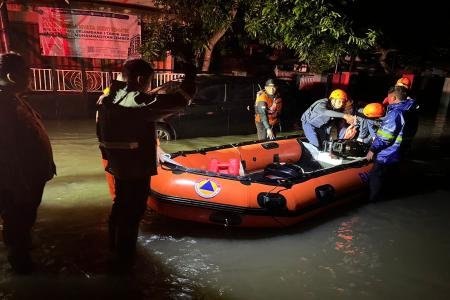 Polres Jember Evakuasi Korban Banjir di Rambipuji Pastikan Bantuan Ter