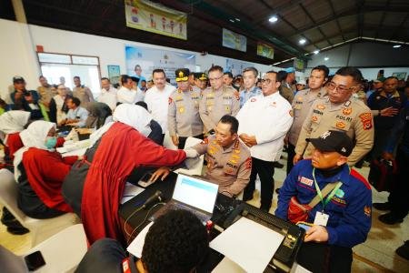 Momen Kapolri Ikut Donor Darah saat Hadiri Baksos HUT ke53 Buruh KSPSI