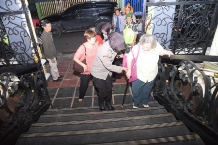 Respons sigap Polwan Polres Bondowoso bantu jemaat sembahyang Imlek di