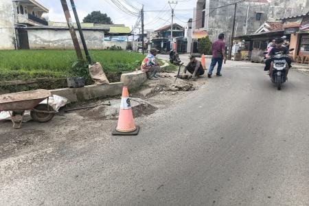 Bakti Sosial Perbaikan Jalan dan Jembatan di Kampung Los Desa Sukatani