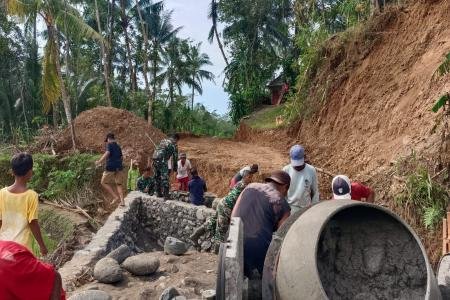 TNI dan Warga Bangun Talud Jalan Antar Dusun di Tunjungmuli