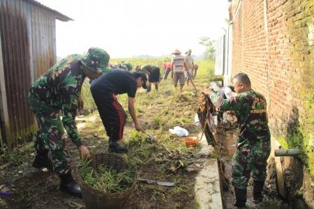 Kerja Bakti di Desa Babakan Wujudkan Kemanunggalan TNIRakyat