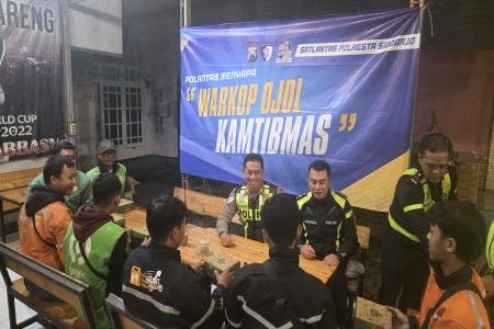 Polresta Sidoarjo dan Komunitas Ojol Sahur On The Road Perkuat Sinergi