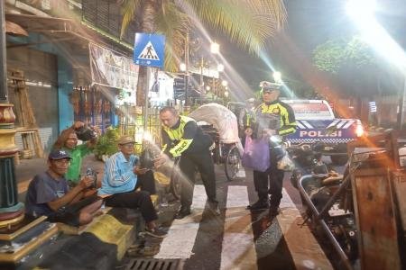 Polres Madiun Kota Patroli Sahur Berbagi Nasi Kotak untuk Warga di Bul