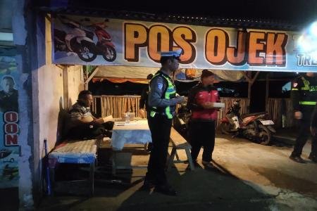 Borong Dagangan UMKM Polantas Trenggalek Bagikan Makan Sahur Kepada Wa