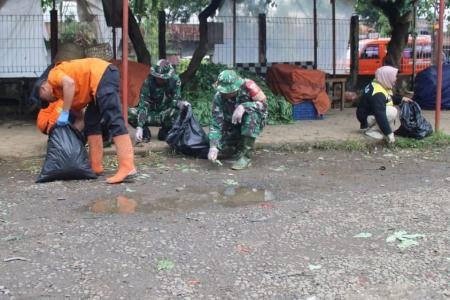 Aksi Bersih Sampah di Pasar Segamas