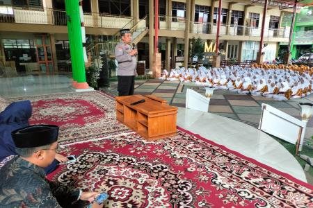 Polisi Edukasi 567 Santriwati Pondok Pesantren Wachid Hasyim  soal AI 