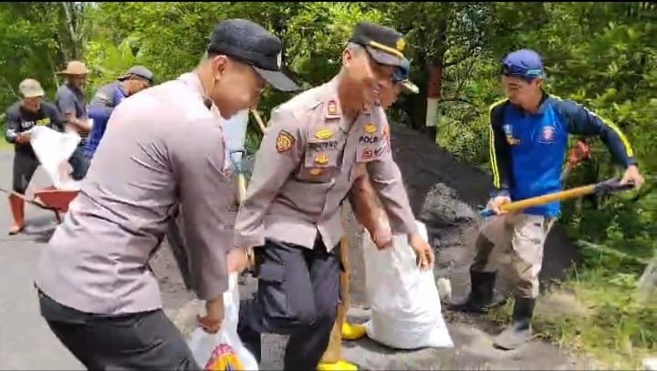 Gotong Royong Polres Lumajang Dan Warga Pasang Ratusan Bronjong Di Lok