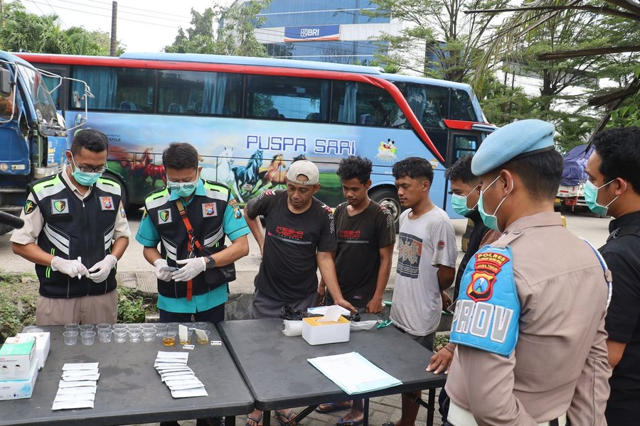 Polres Pelabuhan Tanjungperak Test Urine Sopir Truk Dan Bus Jelang Mud