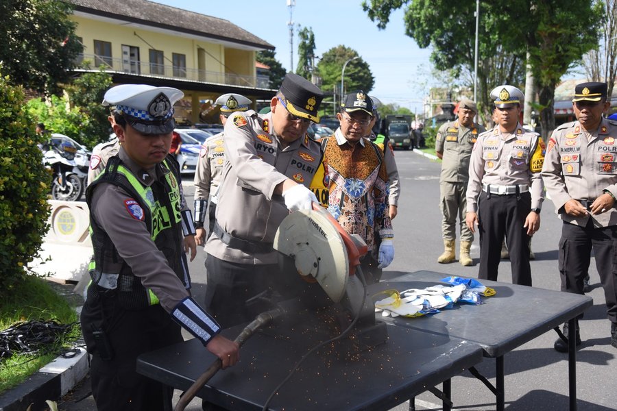 Polres Bondowoso Musnahkan Ribuan Miras Dan Puluhan Knalpot Brong
