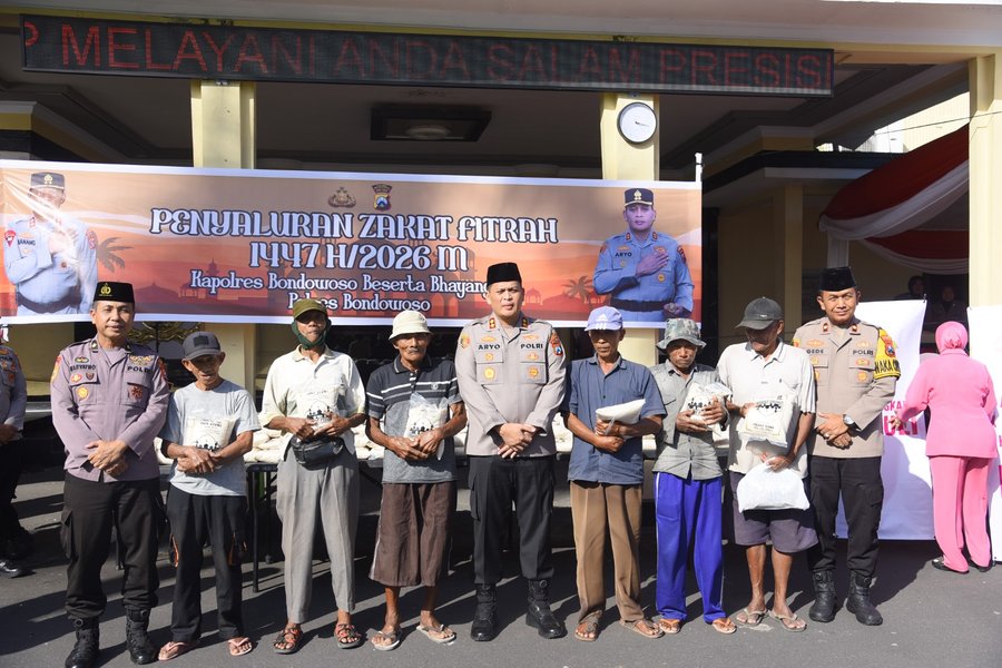 Ramadhan Momentum Berbagi, Kapolres Bondowoso Salurkan 848 Sak Beras Z