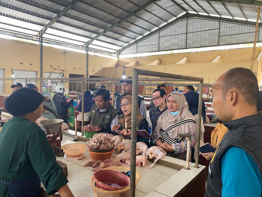 Tim Gabungan Pantau Harga Sembako Di Pasar Tradisional Kota Kulon Polr