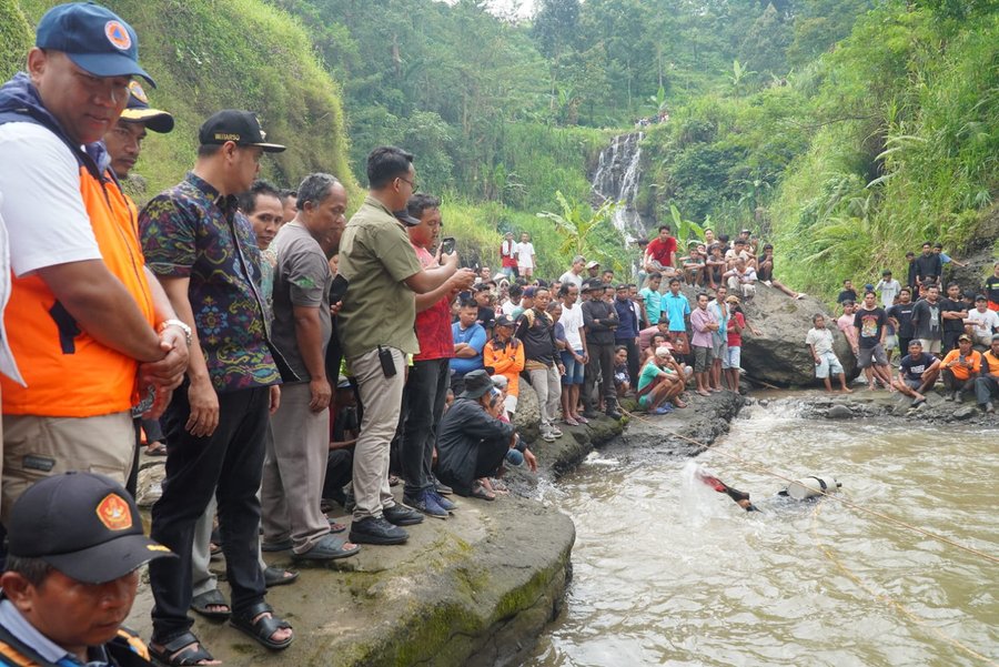 Dua Remaja Tenggelam Di Batealit, Bupati Pimpin Langsung Evakuasi Korb