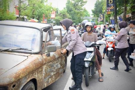 Semangat Ramadhan Polwan Polres Bondowoso Tebar 500 Takjil di Pasar In