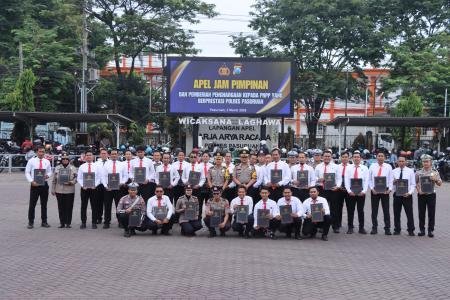 Kapolres Pasuruan Pimpin Apel dan Berikan Penghargaan kepada 38 Person