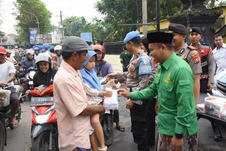 Polri Berbagi  Sat Samapta dan Sie Propam Polres Bondowoso Bagikan Rat