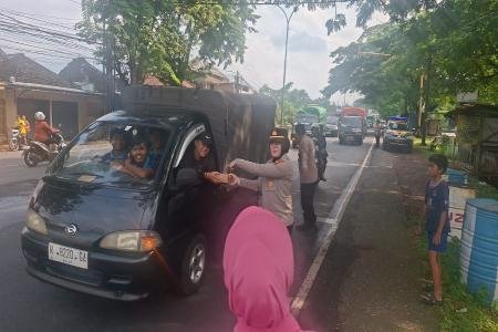 Kapolsek Purwosari Bersama Bhayangkari Bagikan 250 Takjil Wujud Kepedu