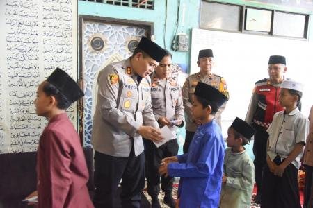 Safari Ramadan di Pesantren Al Fitroh Kapolres Bondowoso Pererat Silat