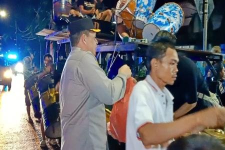 Turun Langsung ke Jalan Kapolres Aryo Dwi Wibowo Bagikan Sahur dan Sos
