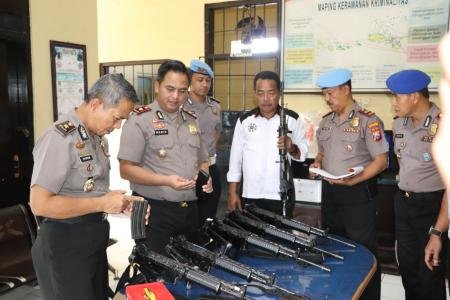 Tingkatkan Pengawasan Wakapolres Sumenep Lakukan Pengecekan Senpi Angg