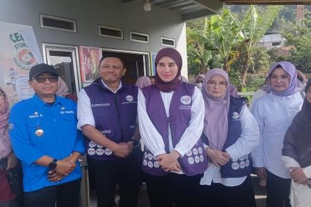 DIREKTUR KEMENDES KUNJUNGI POSYANDU GERAKAN ANTI STUNTING DI BANDUNG B